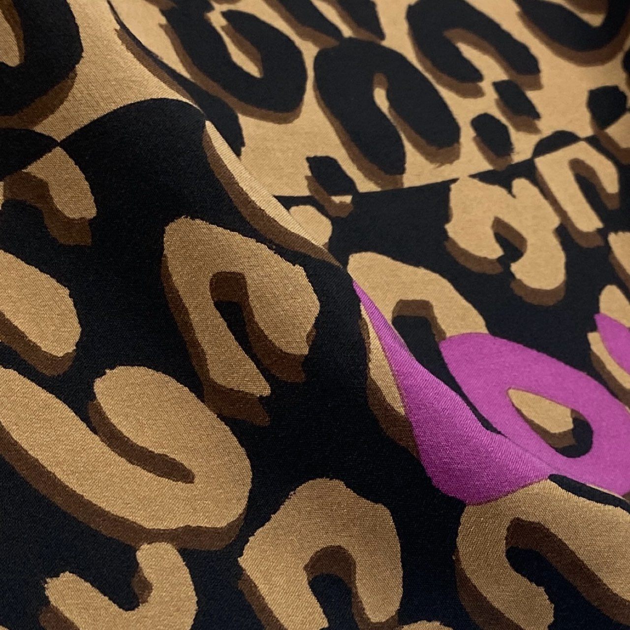 c17 LOUIS VUITTON ルイヴィトン M75227 シルク100 大判スカーフ LVレオパード ブラック/ブラウン シルク100 レディースk02i