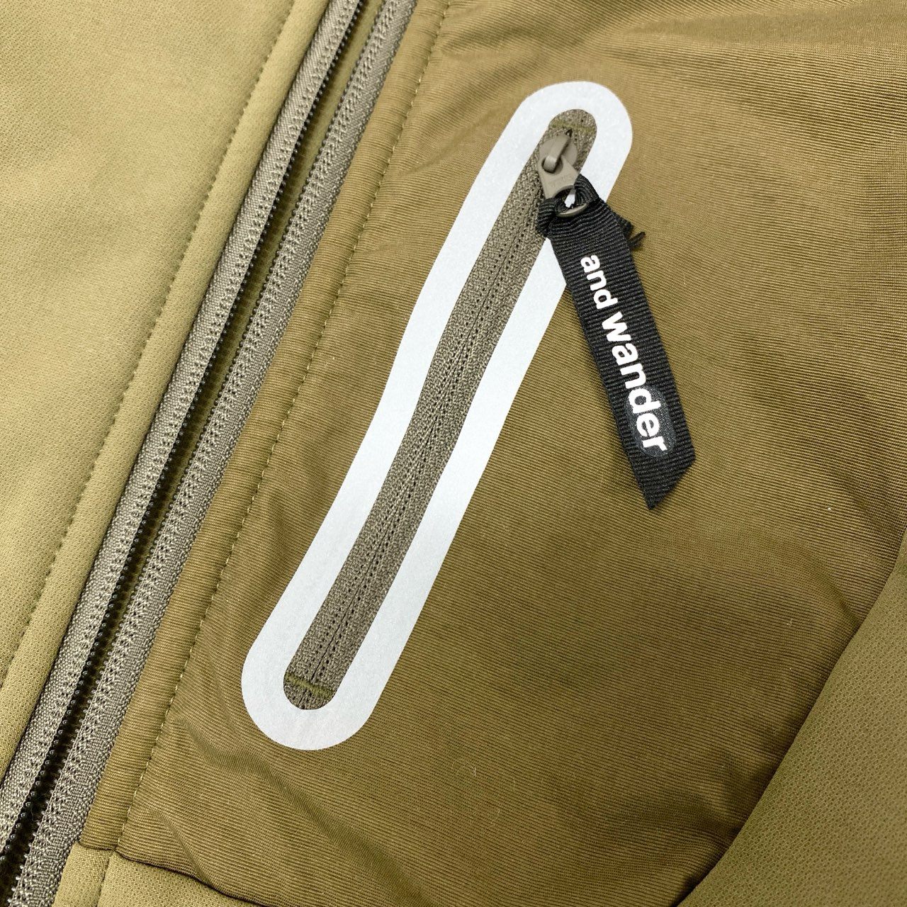 77i26 《美品》 and wander アンドワンダー Stretch Shell Jacket ストレッチシェルジャケット マウンテンパーカー 574-2221303 M カーキ アウトドア トレッキング 撥水t18r