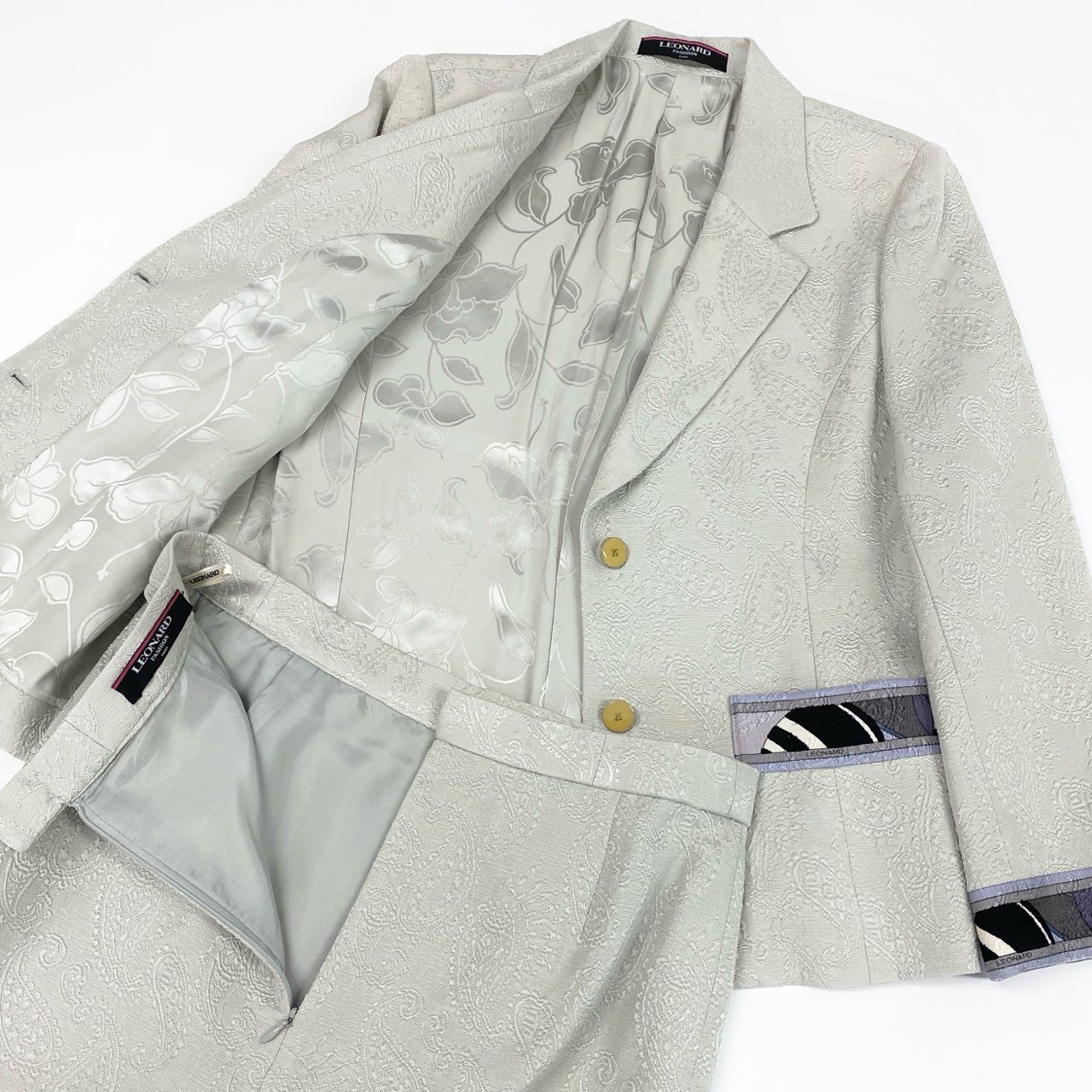 3d15 LEONARD FASHION レオナール セットアップ スカートスーツ テーラードジャケット  膝丈スカート ペイズリー柄 刺繍 ウールシルク混 サイズ13AR ホワイト系 レディース 女性用o07t