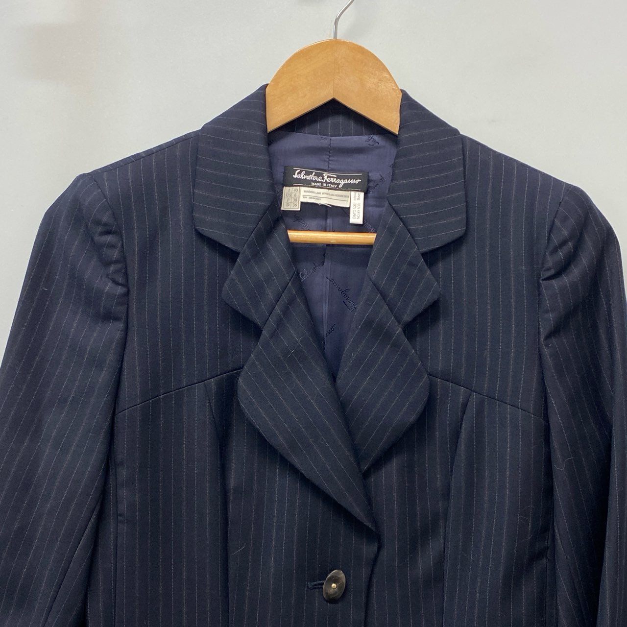 85b10 【美品】Salvatore Ferragamo サルヴァトーレフェラガモ スカートスーツセットアップ ジャケット スカート ストライプ 40サイズ ネイビー ウール100％ レディース 女性用u02t