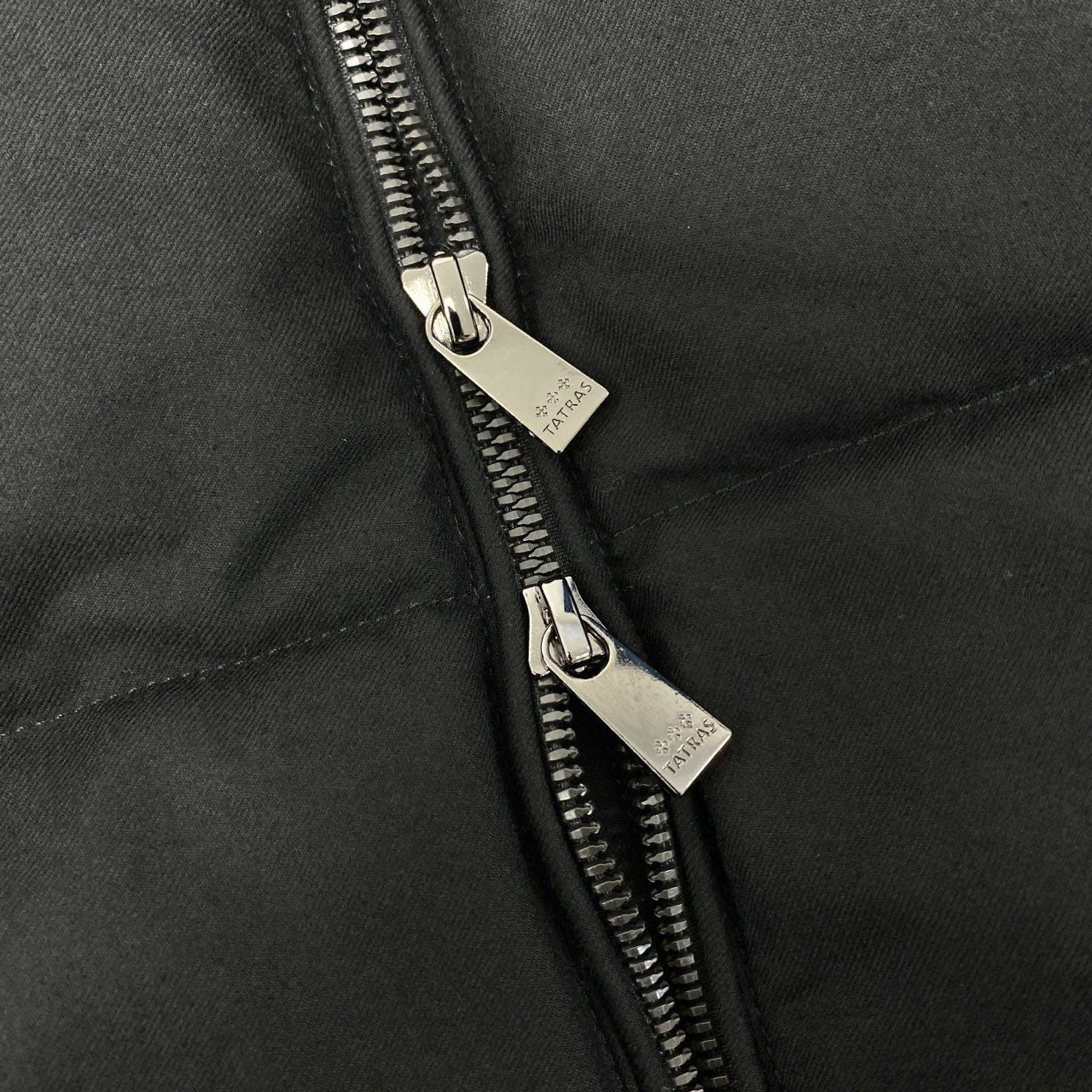 35j22《美品》 TATRAS タトラス ダウンジャケット MTOU24A4967 4 ブラック GOOSE DOWN JACKET 紳士服 アウターt18r