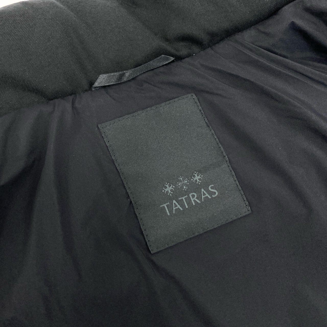 35j22《美品》 TATRAS タトラス ダウンジャケット MTOU24A4967 4 ブラック GOOSE DOWN JACKET 紳士服 アウターt18r