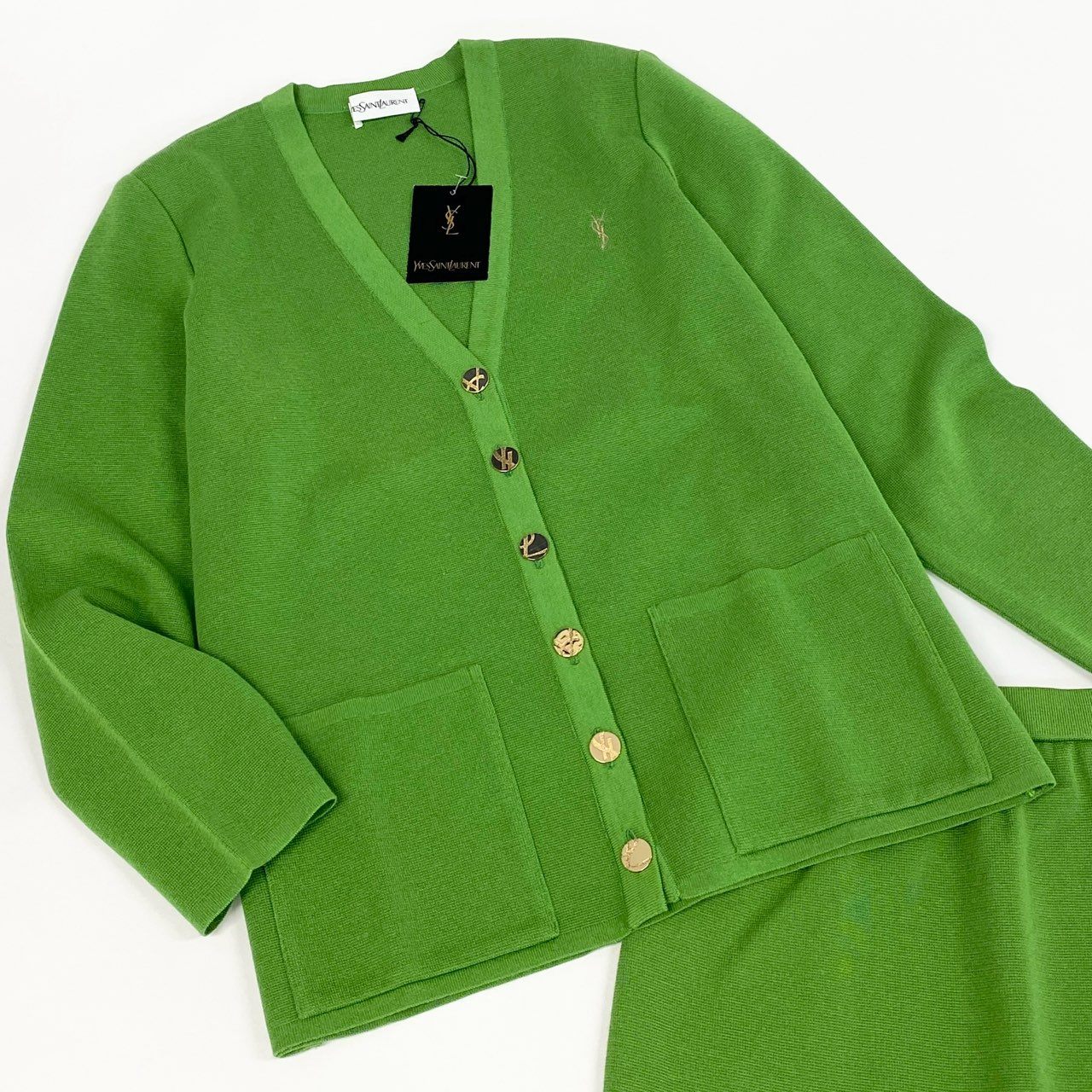 b23 【デッドストック】Yves Saint Laurent イヴサンローラン YSLロゴ刺繍 金ボタン カーディガン スカート セットアップ サイズM グリーン  レディースta1