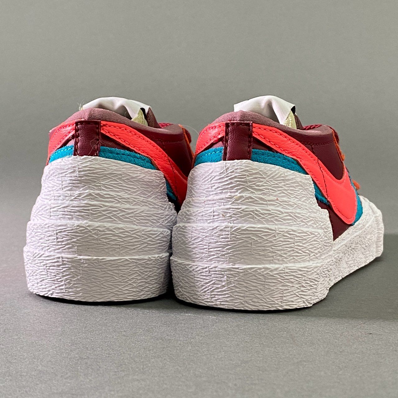 1a17 《美品》 NIKE ナイキ × KAWS カウズ × sacai サカイ Blazer Low ブレザーロー 23.5cm チームレッド スニーカー 箱付き