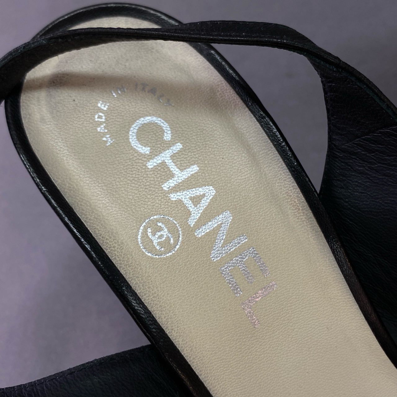 3j24 CHANEL シャネル メタルロゴプレート オープントゥ パンプス サンダル 38 1/2 ブラック レザー チャンキーヒール Leather イタリア製