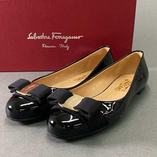 10f8 《美品》 Salvatore Ferragamo サルヴァトーレ フェラガモ VARA ヴァラリボン エナメルパンプス 5 ブラック パテントレザー フラットシューズ イタリア製 箱付き