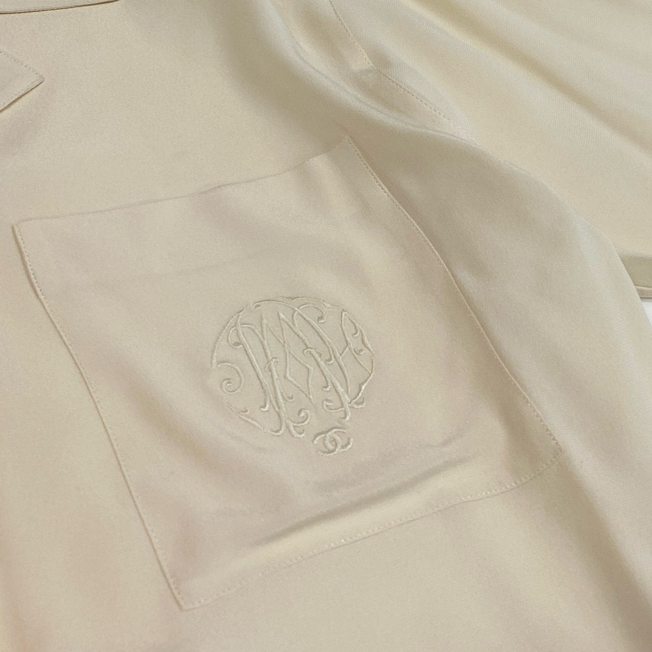 10a13 CHANEL シャネル ロングスリーブシャツ オープンカラー シルクブラウス  ココマーク パールボタン レディース 女性用 アイボリー シルク100％ Vintage shirt with pearl Coco mark buttonst18r