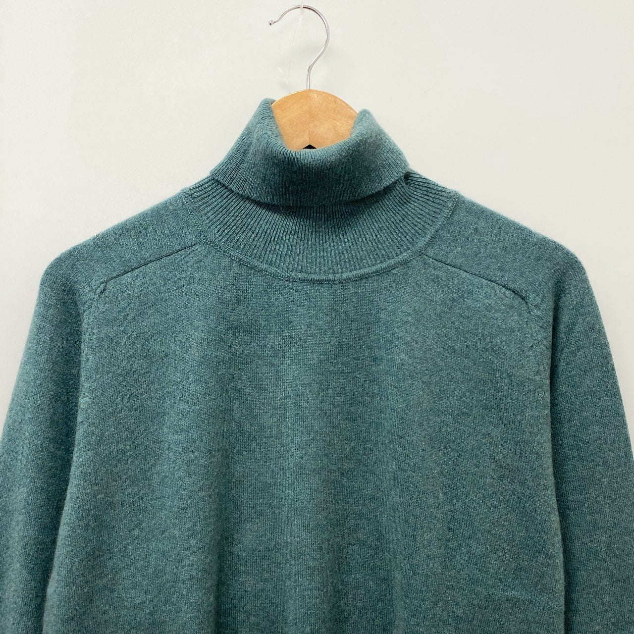 63a28 【新品保管品】GOBI ゴビ カシミヤハイネックニットセーター カシミア トップス モンゴル製 Lサイズ グリーン カシミヤ100％ メンズ 男性用u02t