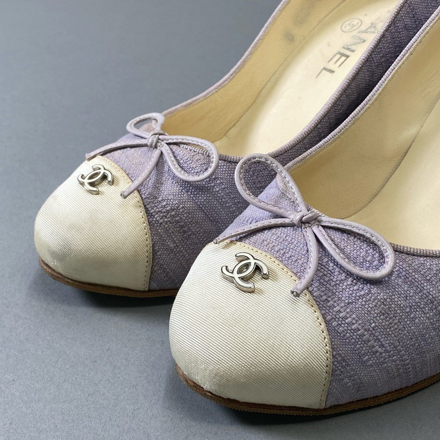 3i30 CHANEL シャネル ココマーク パンプス ヒール リボン バイカラー イタリア製 37 1/2サイズ パープル アイボリー レディースt18r