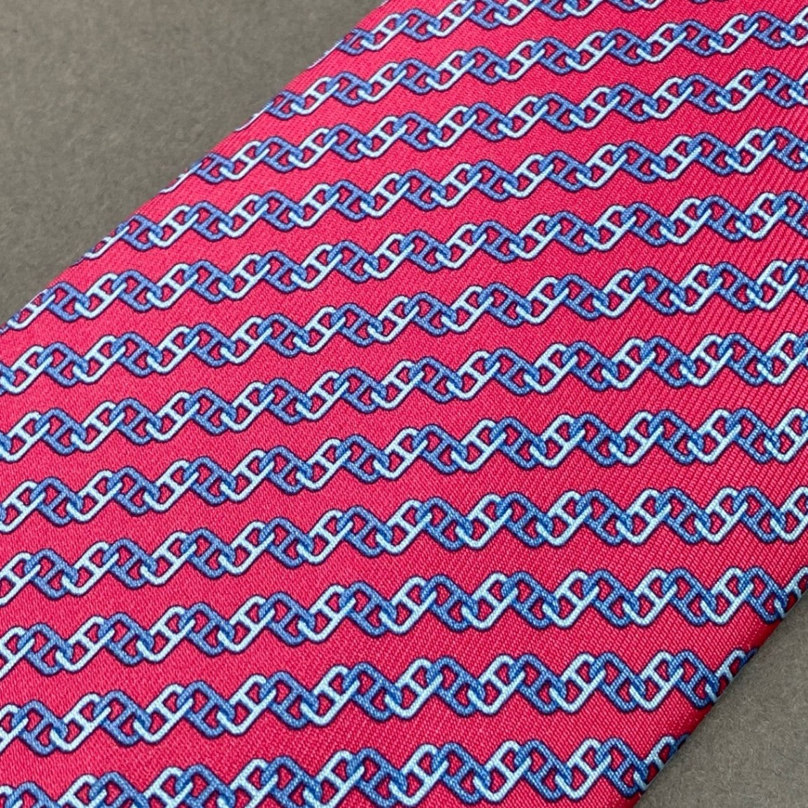 f8 《未使用品》 HERMES エルメス シェーヌダンクル ネクタイ CRAVATE TWILL TIE レッド ブルー シルク ビジネス スーツ フランス製