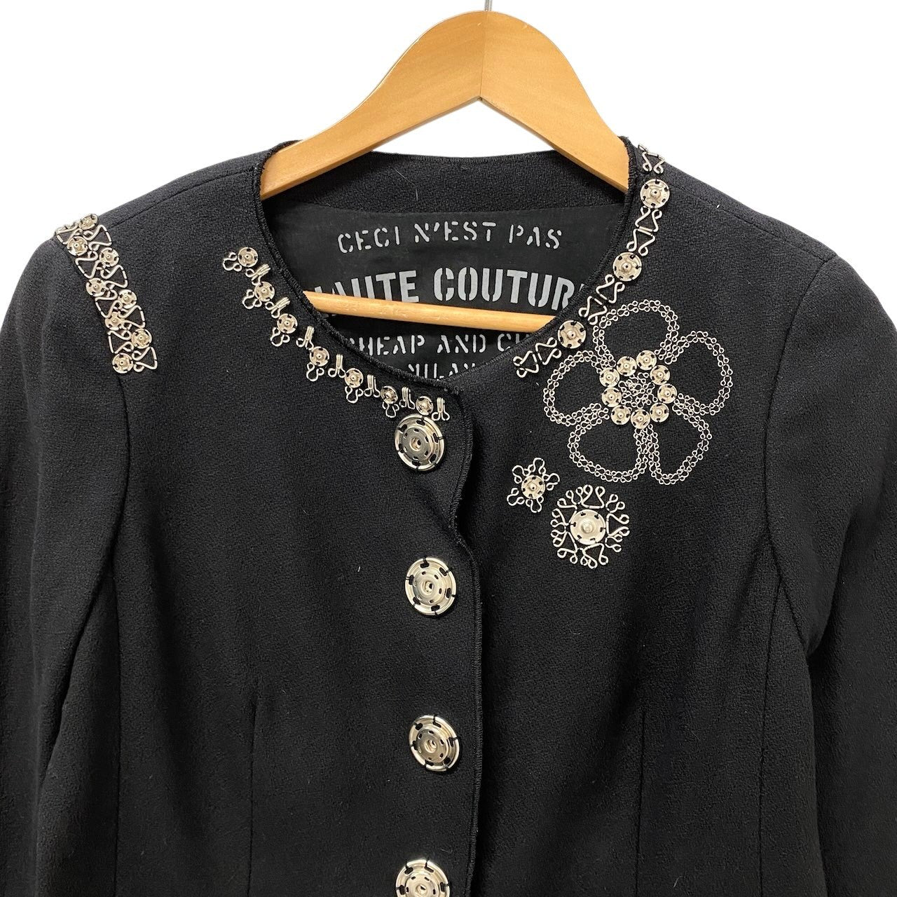 80e14 MOSCHINO モスキーノ ノーカラージャケット コットンジャケット 装飾ジャケット イタリア製 42サイズ ブラック コットン100％ レディース 女性用u02t