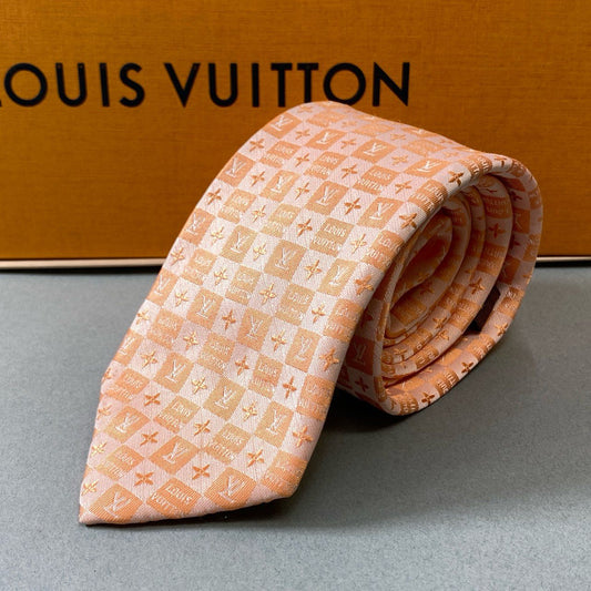 j16《極美品》LOUIS VUITTON ルイヴィトン ネクタイ シルク 絹100％ フォーマル ダミエ LVロゴ ペールオレンジ メンズu02t