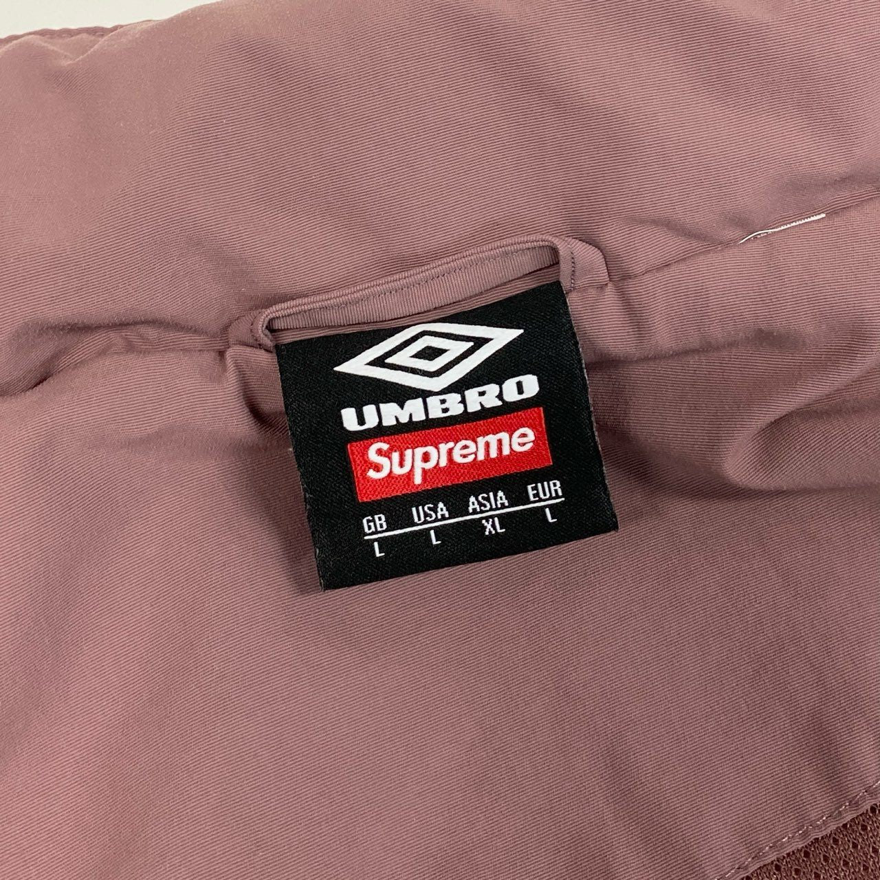 74k11 【美品】SUPREME シュプリーム × UMBRO アンブロ 22SS トラックジャケット ジップアップ フード収納可 アウター Lサイズ Dusty Plum メンズu02t