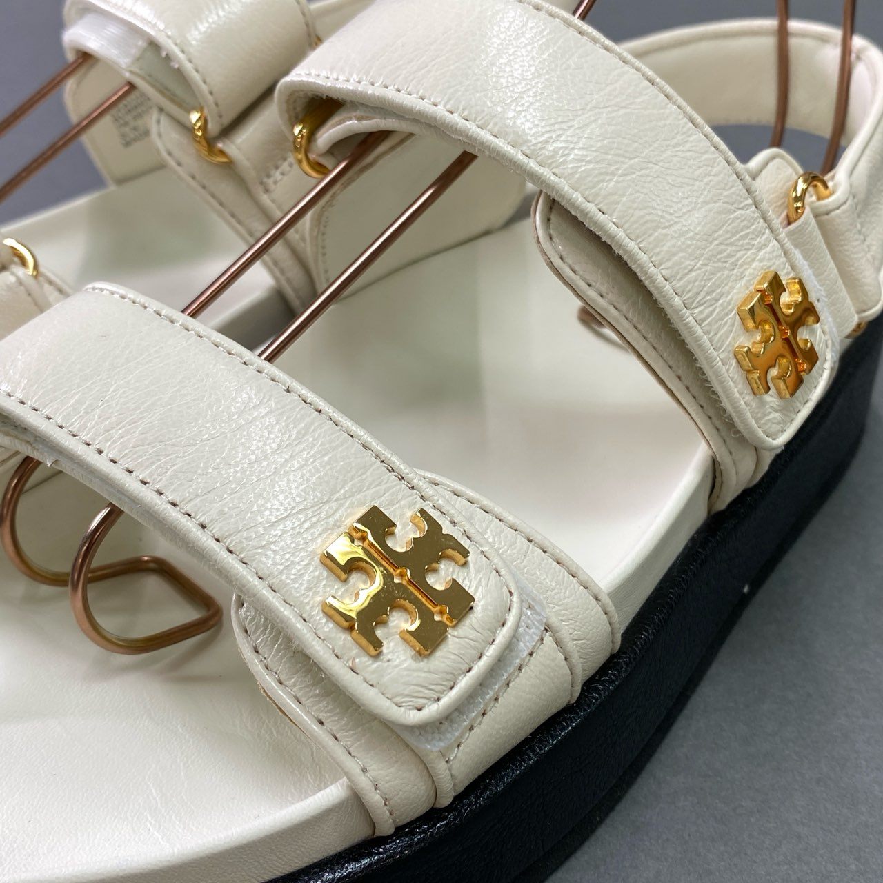 4k11 《美品》 TORY BURCH  トリーバーチ Kira Sport Sandal スポーツサンダル 144328 7M 24cm ホワイト シューズ 箱付き