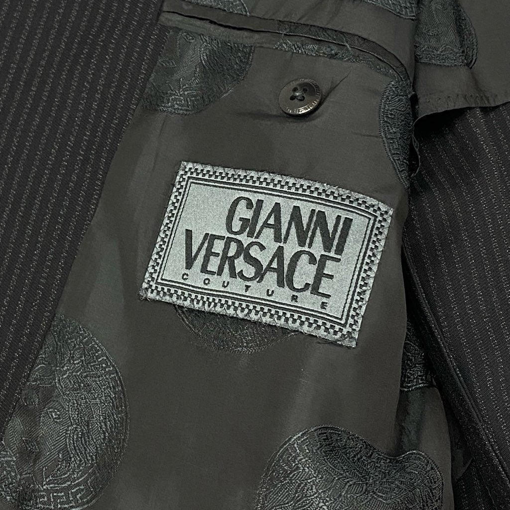 8f8 GIANNI VERSACE ジャンニ ヴェルサーチ セットアップスーツ テーラードジャケット パンツ ボトムス 裏地メデューサ ストライプ 背抜き ブラック