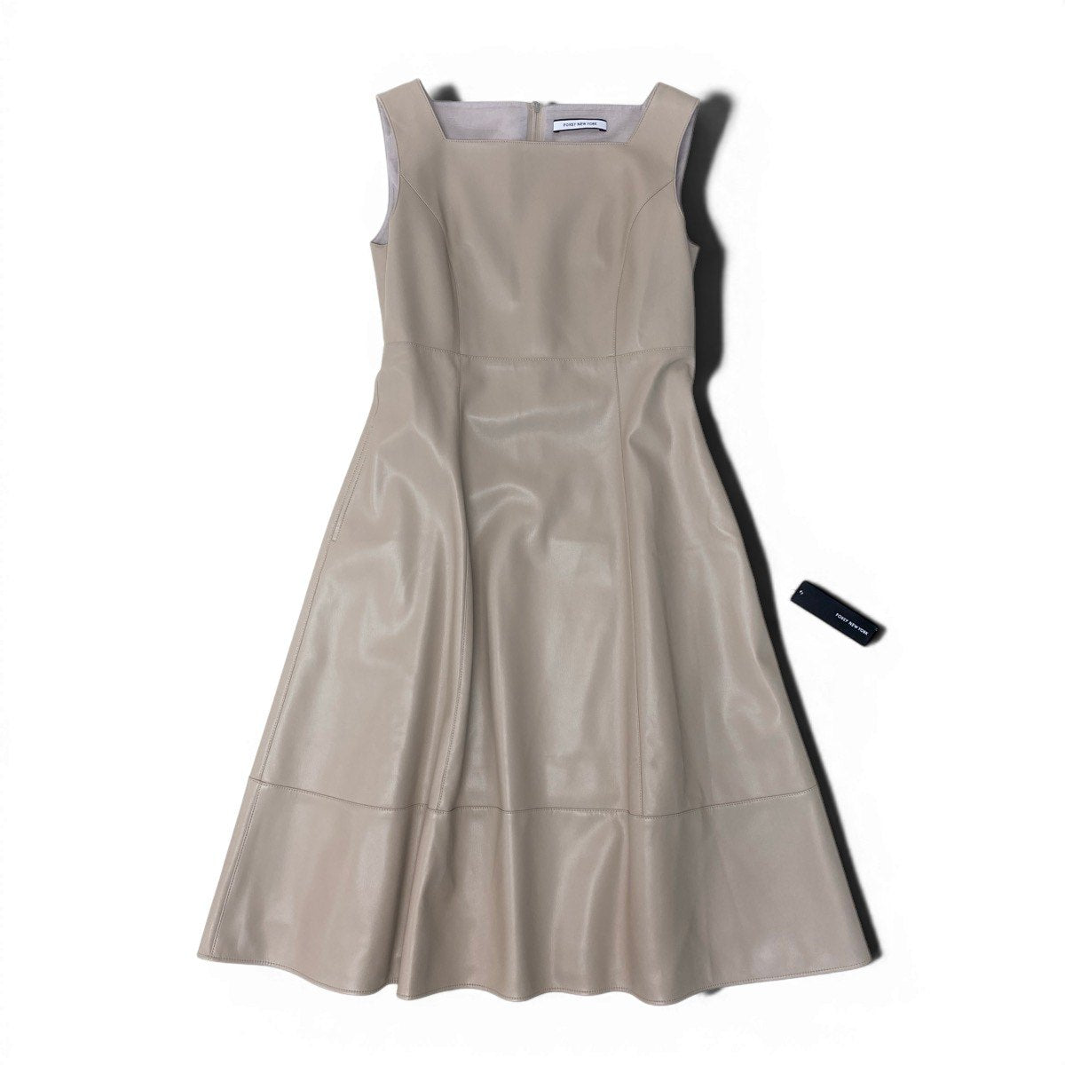 88g20 【未使用タグ付】 FOXEY NEW YORK フォクシーニューヨーク 2023年 Dress Marielle マリエル スクエアネック ノースリーブ ドレスワンピース 43873 サイズ40 ベージュ フェイクレザー レディースt18r