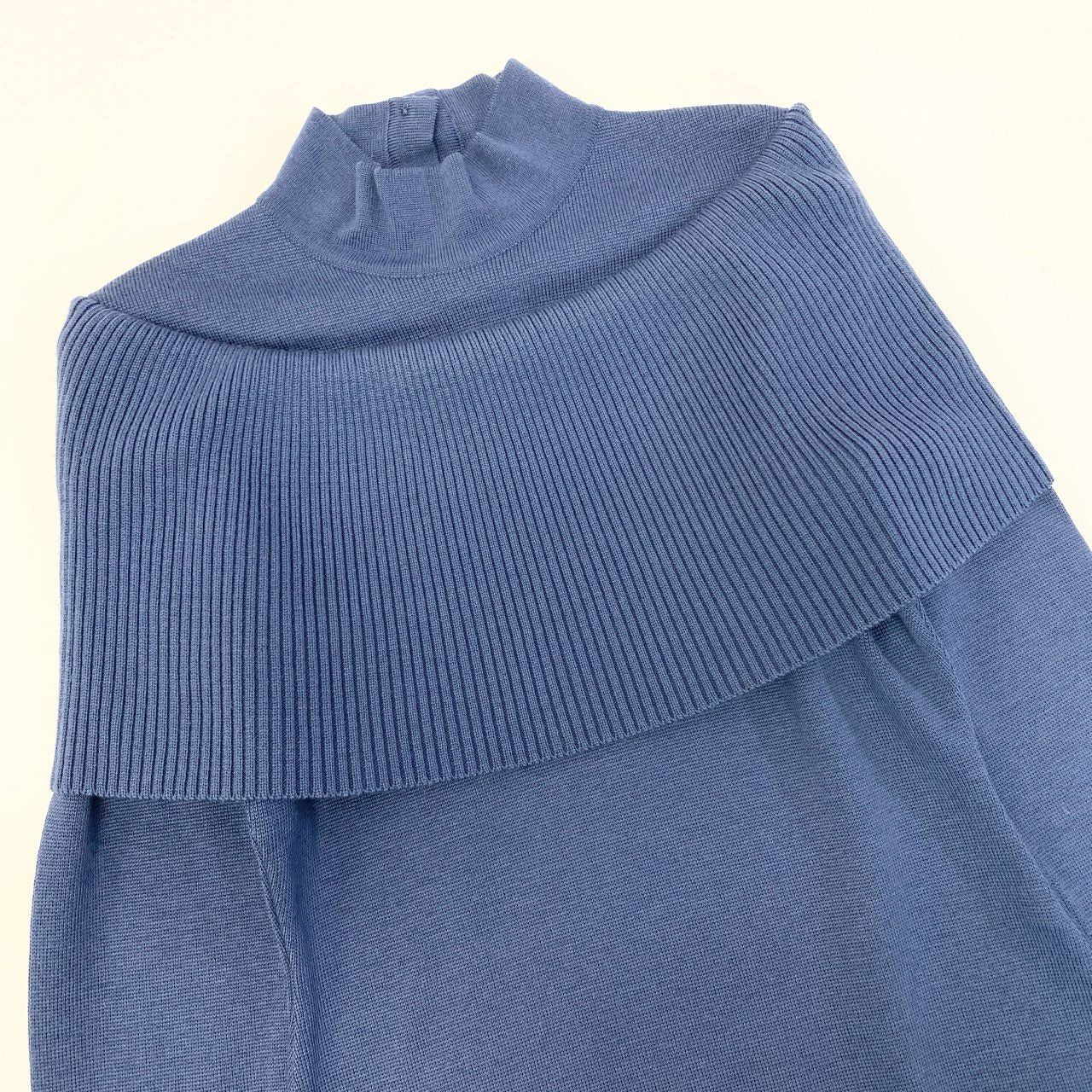 63a28 Salvatore Ferragamo サルバトーレフェラガモ 長袖ニットセーター ハイネックニット オフショルダーデザイン トップス XSサイズ ブルー ウール100％ レディースo07t