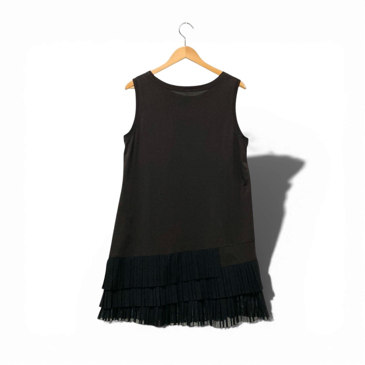 87c6 TOKUKO 1er VOL トクコプルミエヴォル ノースリーブワンピース 膝丈 裾プリーツ レディース 女性服 日本製 サイズ9 ブラックu02t