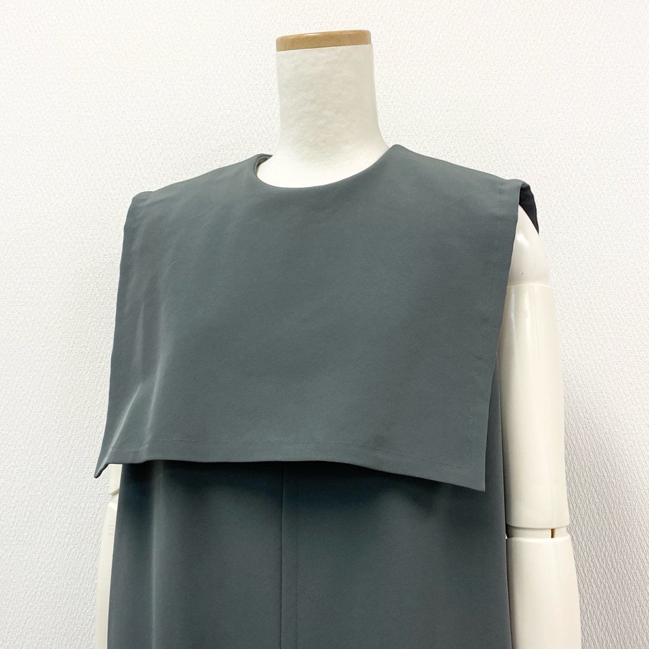 87c26 【美品】 HYKE ハイク SALON SLEEVELESS JUMPSUIT ジャンプスーツ オールインワン ノースリーブ 232-16185 1 SMALL カーキk02i