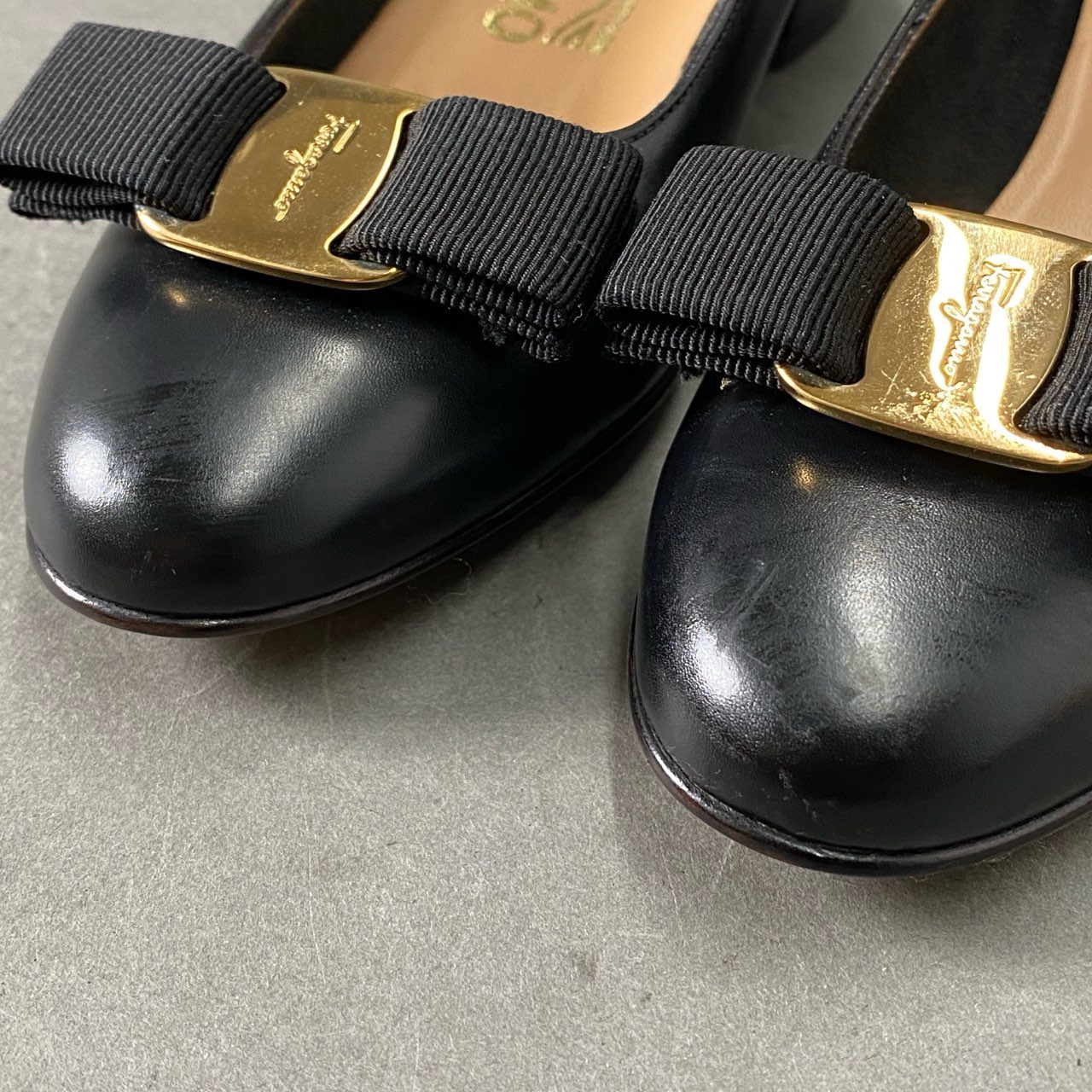 1f11 Salvatore Ferragamo サルヴァトーレフェラガモ ヴァラリボン スムースレザー パンプス レザーパンプス サイズ5D ブラック レディース 女性用 靴