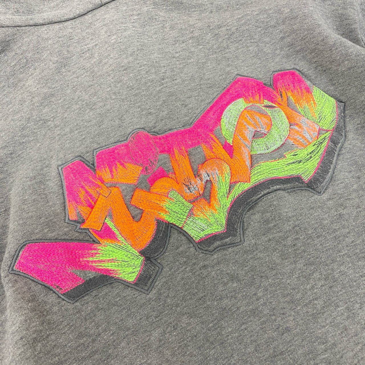 15Ⅼ1 【美品】LOUIS VUITON ルイヴィトン 3DLVグラフィティエンブロイダード ジップフーディー 22年 トップス RM222M UYR HNY24W XLサイズ グレー メンズo07t