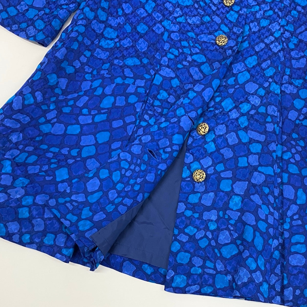 55f4 YVES SAINT LAURENT イヴサンローラン ロングシャツコート 薄手 総柄プリント 金ボタン サイズ34 ブルー シルク100％ レディース 女性服o07t