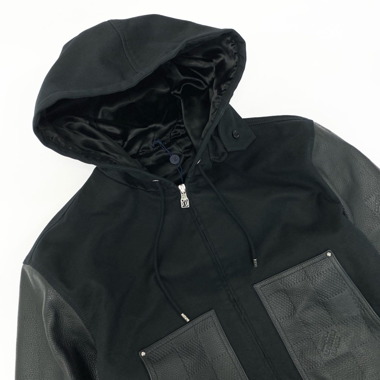 53Ⅼ2 LOUIS VUITTON ルイヴィトン 24SS ダミエ エンボスレザー ミックスレザーフードブルゾン スタジャン サイズ52 ブラック メンズ 男性用 アウター レザージャケットk02i