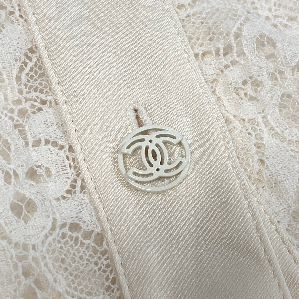 Ce19  CHANEL シャネル 2007年 クルーズライン レースブラウス 長袖シャツ ココマークボタン P29989 サイズ36 オフホワイト レディース 女性服ta1