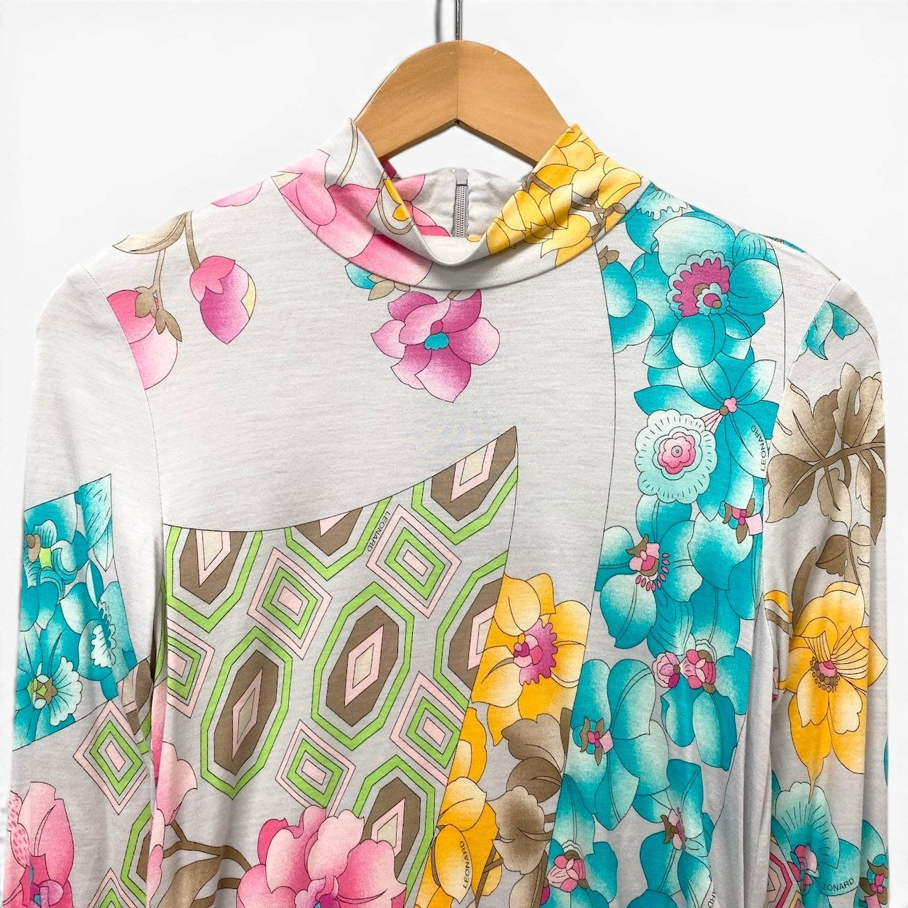 40f15 LEONARD FASHION レオナール ハイネック ロングスリーブカットソー 美しい花柄プリント トップス サイズ38 ライトグレー系 レディース 女性服u02t