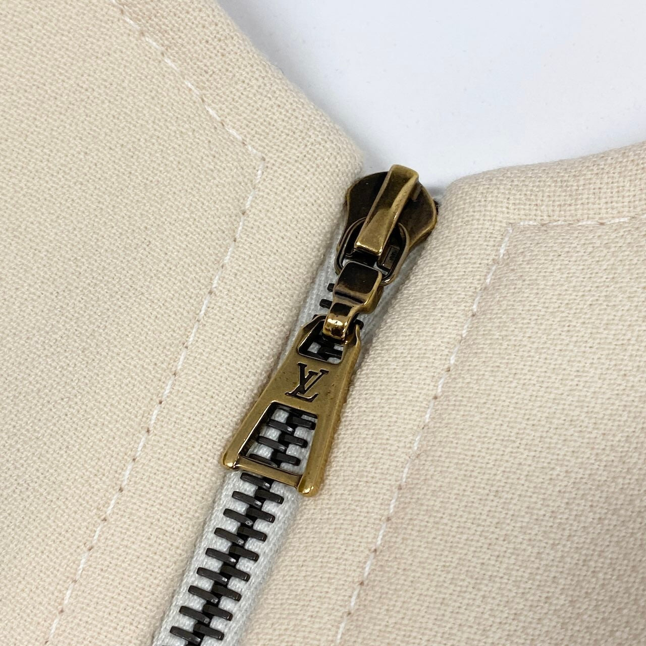 Ec31 《美品》 LOUIS VUITTON ルイヴィトン Vステッチ ノースリーブ ワンピース V Stitch Sleeveless Dress サイズ36 アイボリーt18r
