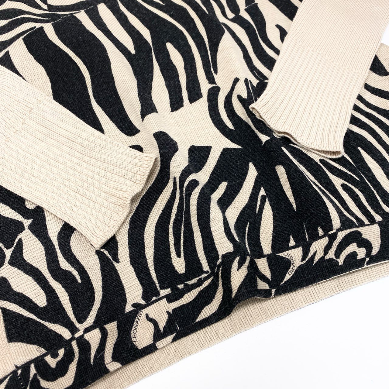 58k22 LEONARD レオナール リブニットセーター ハイネック ロングスリーブ 総柄 レディース 女性用 40 ベージュ ブラック ウール100％u02t