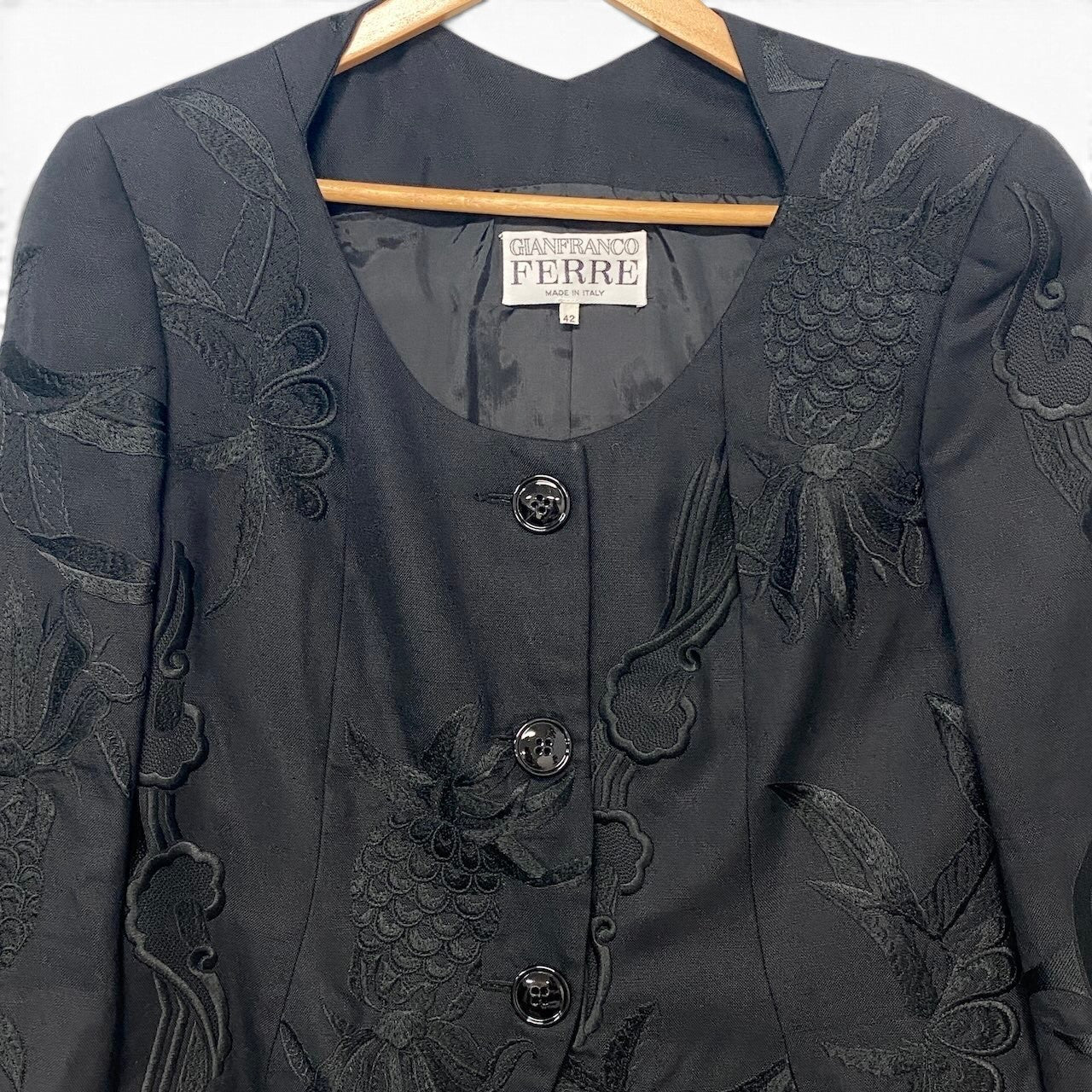 62i1 GIANFRANCO FERRE ジャンフランコフェレ ヴィンテージ ノーカラージャケット 刺繡デザイン サイズ42 ブラック レディースu02t
