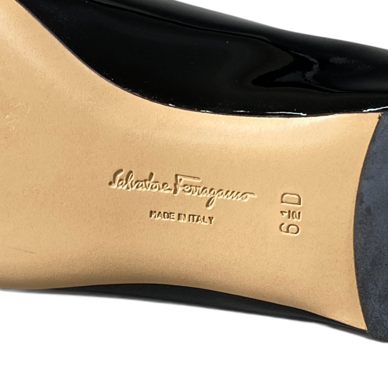 1i7 《極美品》 Salvatore Ferragamo サルヴァトーレフェラガモ ヴァラリボン パンプス フラットシューズ 6.5 ブラック パテントレザー レディースu02t