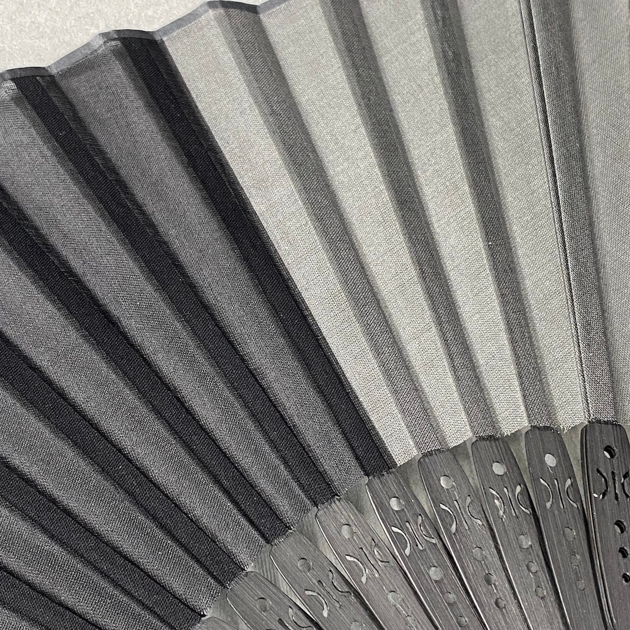 f18 CELINE セリーヌ 扇子 トリオンフチャーム付き Triomphe Charm Japanese Folding Fan ブラック 保存袋 箱付t18r