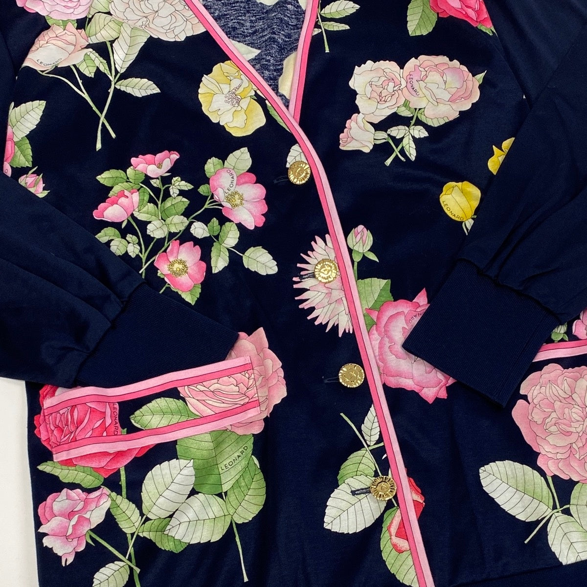 73f9 【美品】 LEONARD FASHION レオナール ノーカラー ロングジャケット カーディガン  美しい花柄プリント 金ボタン サイズM ネイビー コットン100％ レディース 女性服u02t