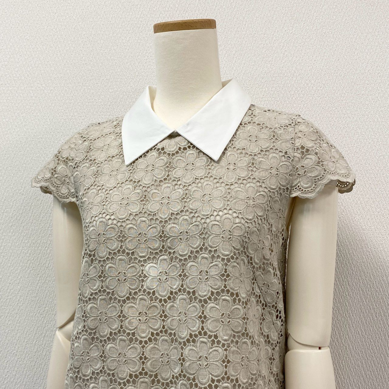 41i26《美品》FOXEY フォクシー リネンフラワーワンピース 半袖ワンピース カットワーク 膝丈 35330-SOFG12K 38サイズ ベージュ レディースk02i