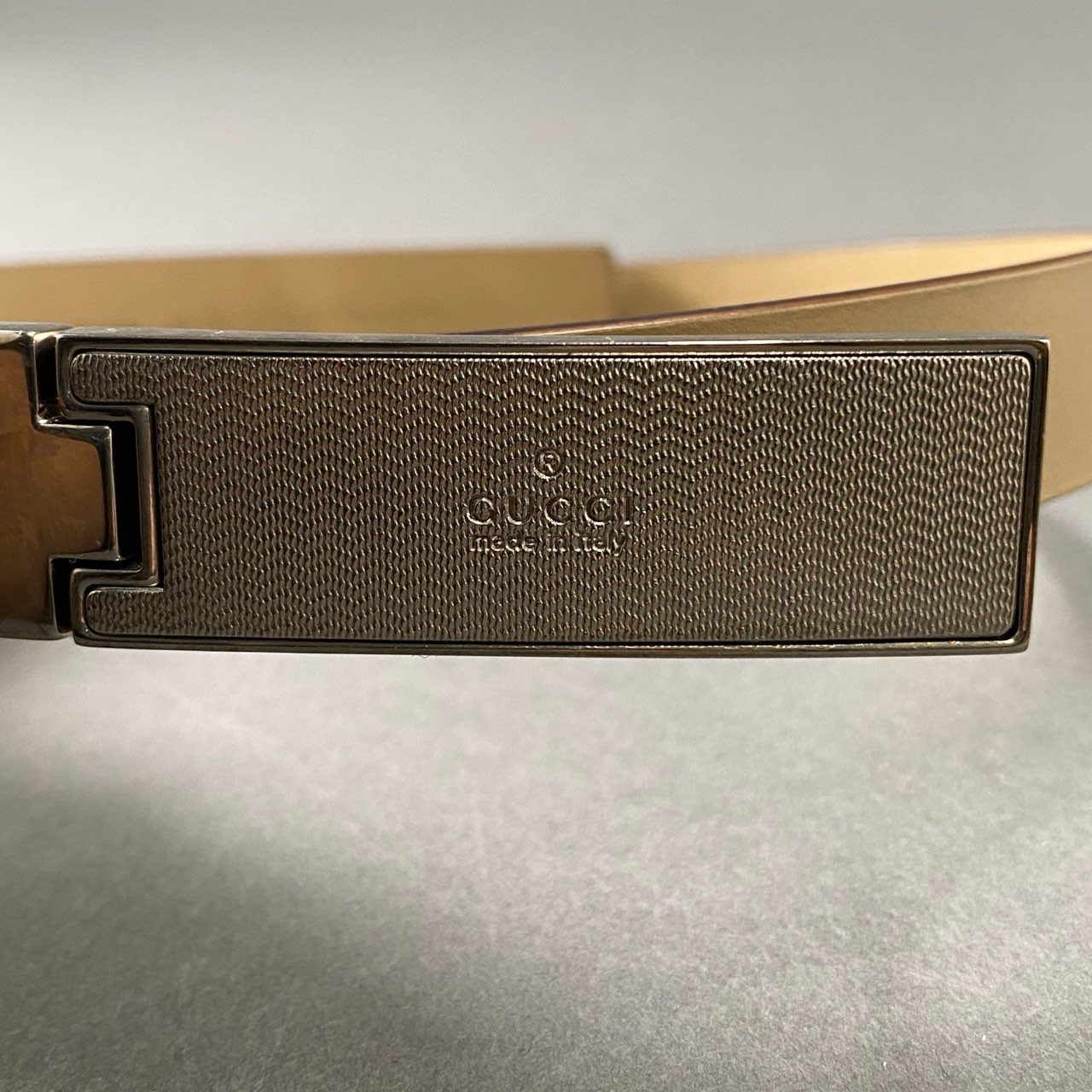 33f23 《美品》 GUCCI グッチ メタルプレート レザー 細ベルト ベージュ シルバー イタリア製 タグ付き