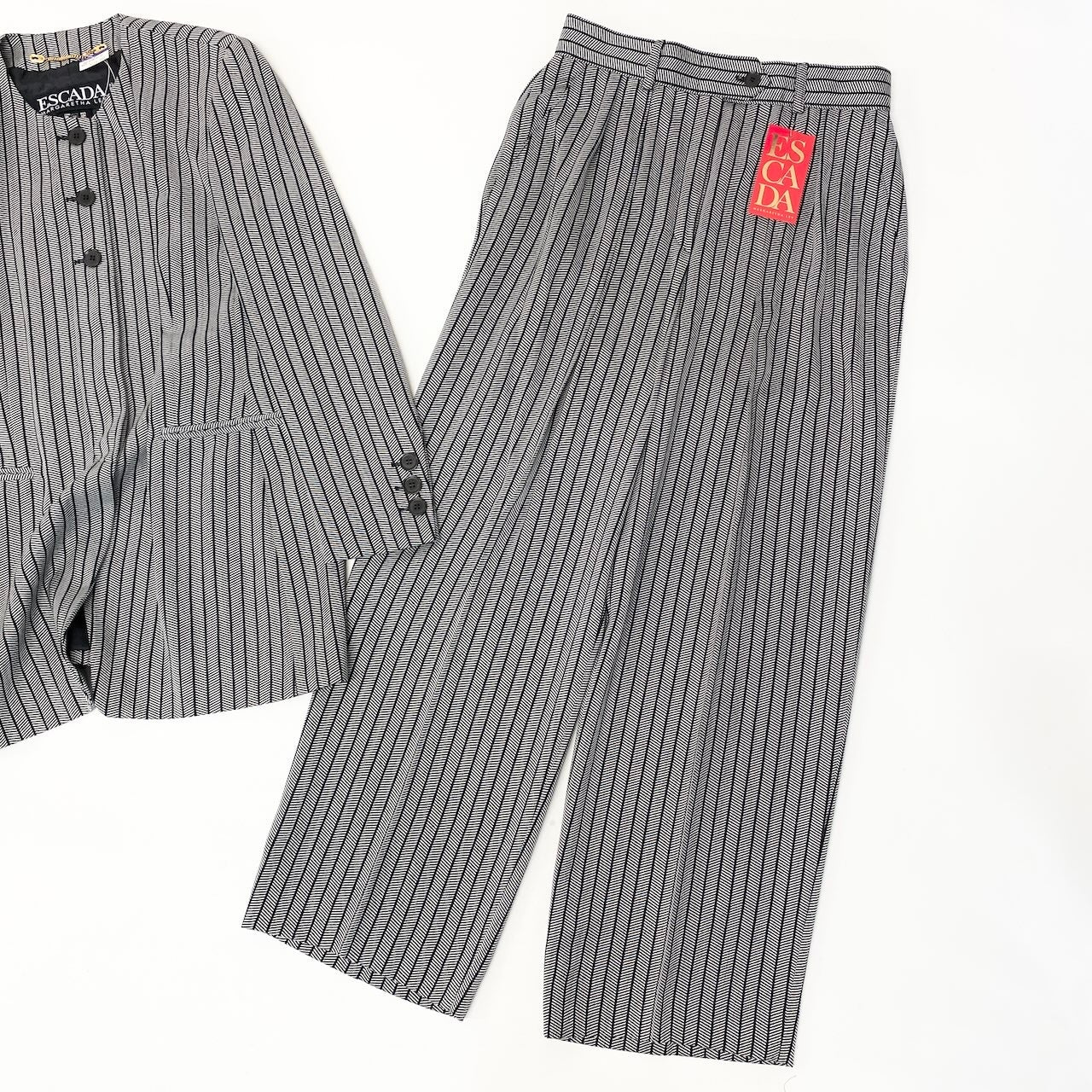 50e8【未使用タグ付】 ESCADA エスカーダ セットアップ パンツスーツ ノーカラー ロングジャケット タックパンツ ストライプ柄 サイズ38 ブラック ホワイト レディース 女性用u02t