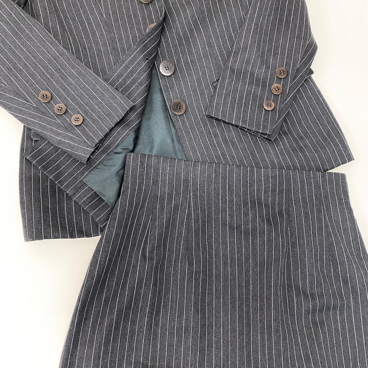Hf8 【美品】 CELINE セリーヌ セットアップ スカートスーツ ストライプ柄  サイズ38 グレー ウール100％ レディース 女性用k02i