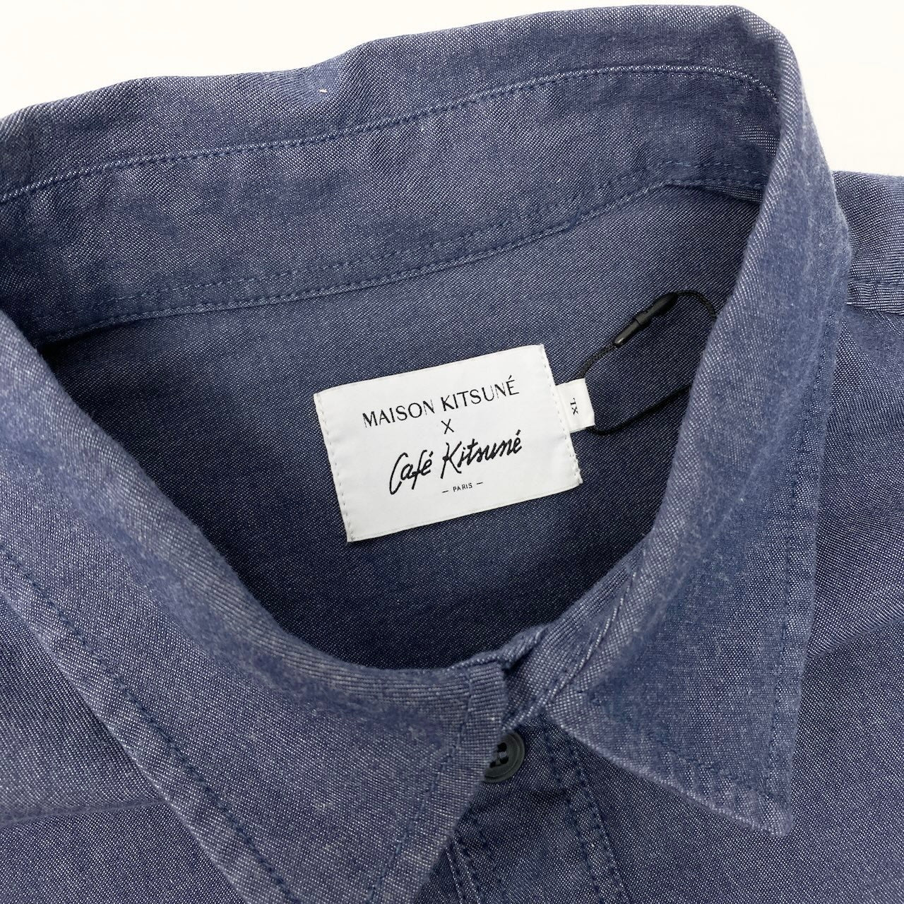 32c30 【新品保管品】MAISON KITSUNE メゾンキツネ × Cafe Kitsune カフェ キツネ ロングスリーブシャツ ロゴ刺繍 IM00473WC2009 XLサイズ インディゴ メンズ 男性用o07t