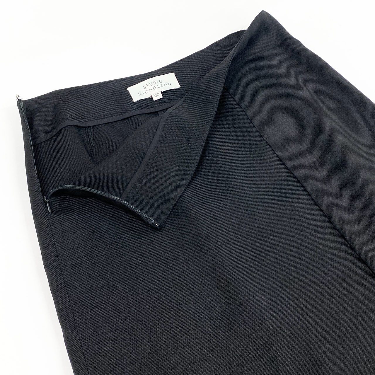 82d4 定価￥34650 STUDIO NICHOLSON スタジオニコルソン JAYA ASYMMETRIC DRAPE SKIRT ロングスカート 00 ブラック アシンメトリー ワンタック
