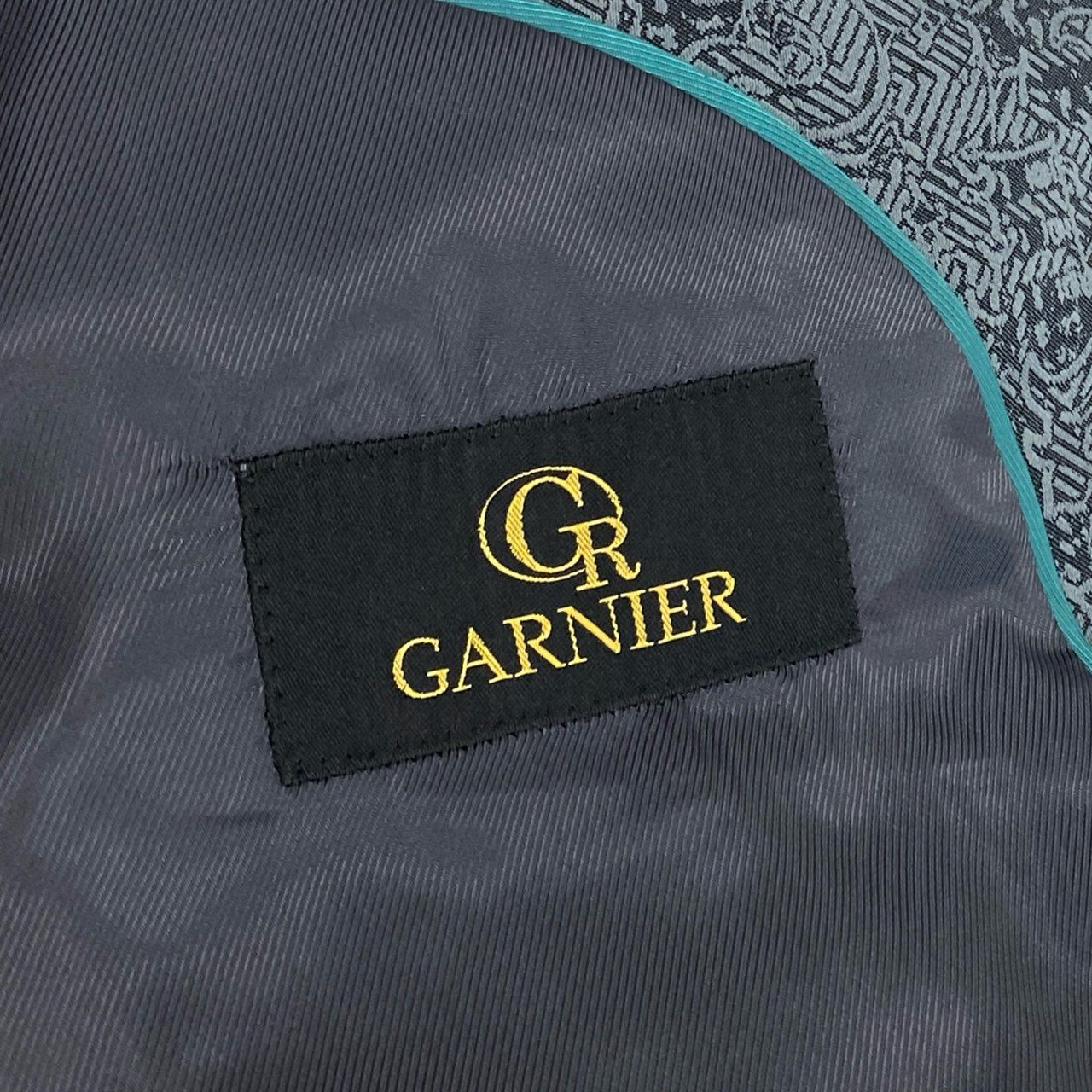 67j6《極美品》 GARNIER ガルニエ 大きいサイズ 3ピース スリーピース シングルスーツ 2釦 総柄 パーティー フォーマル LL ダークグレーu02t