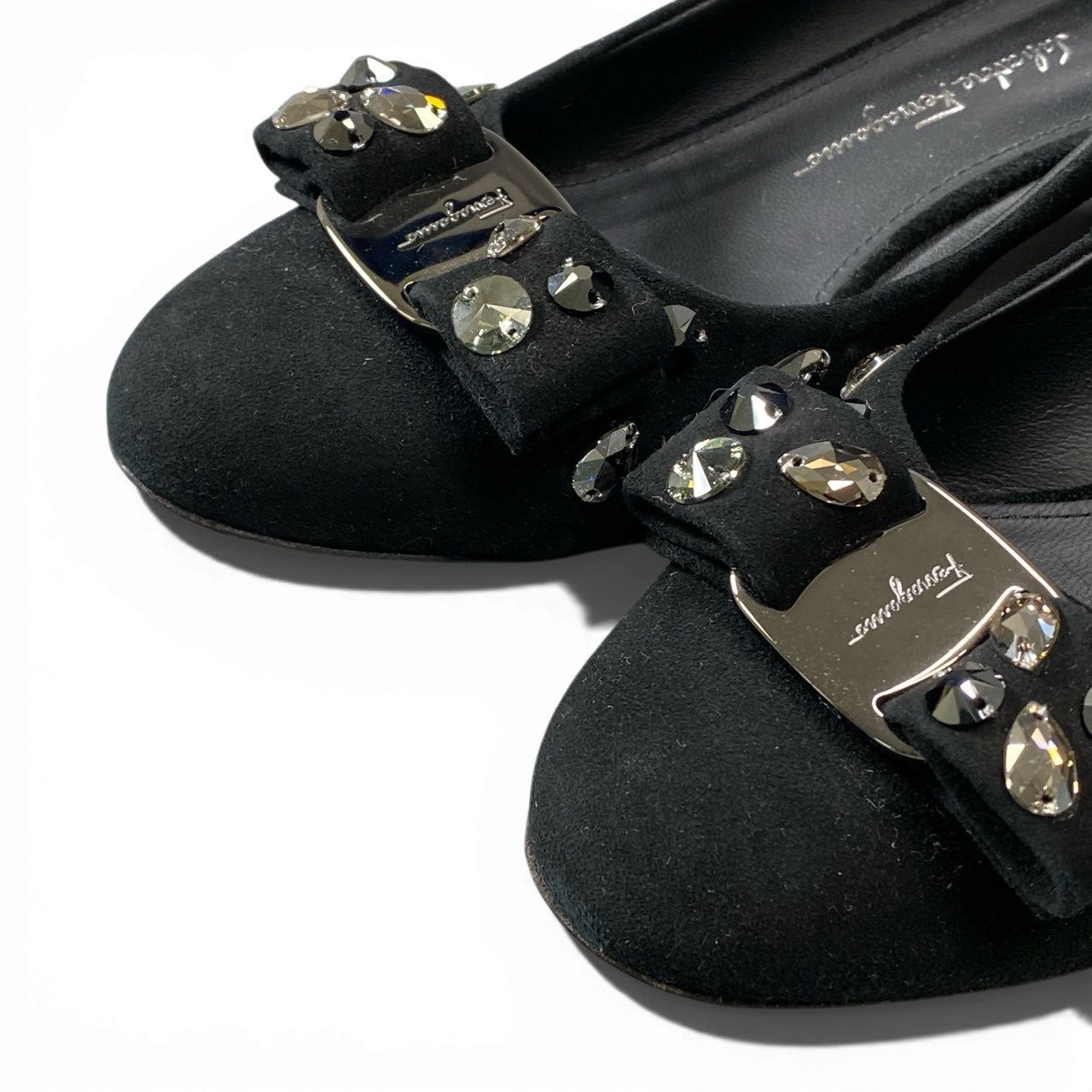 3a5【美品】Salvatore Ferragamo サルヴァトーレフェラガモ VARASW ビジュー付き ヴァラ レザーパンプス サイズ5D ブラック スウェード レディース 女性用 靴k02i