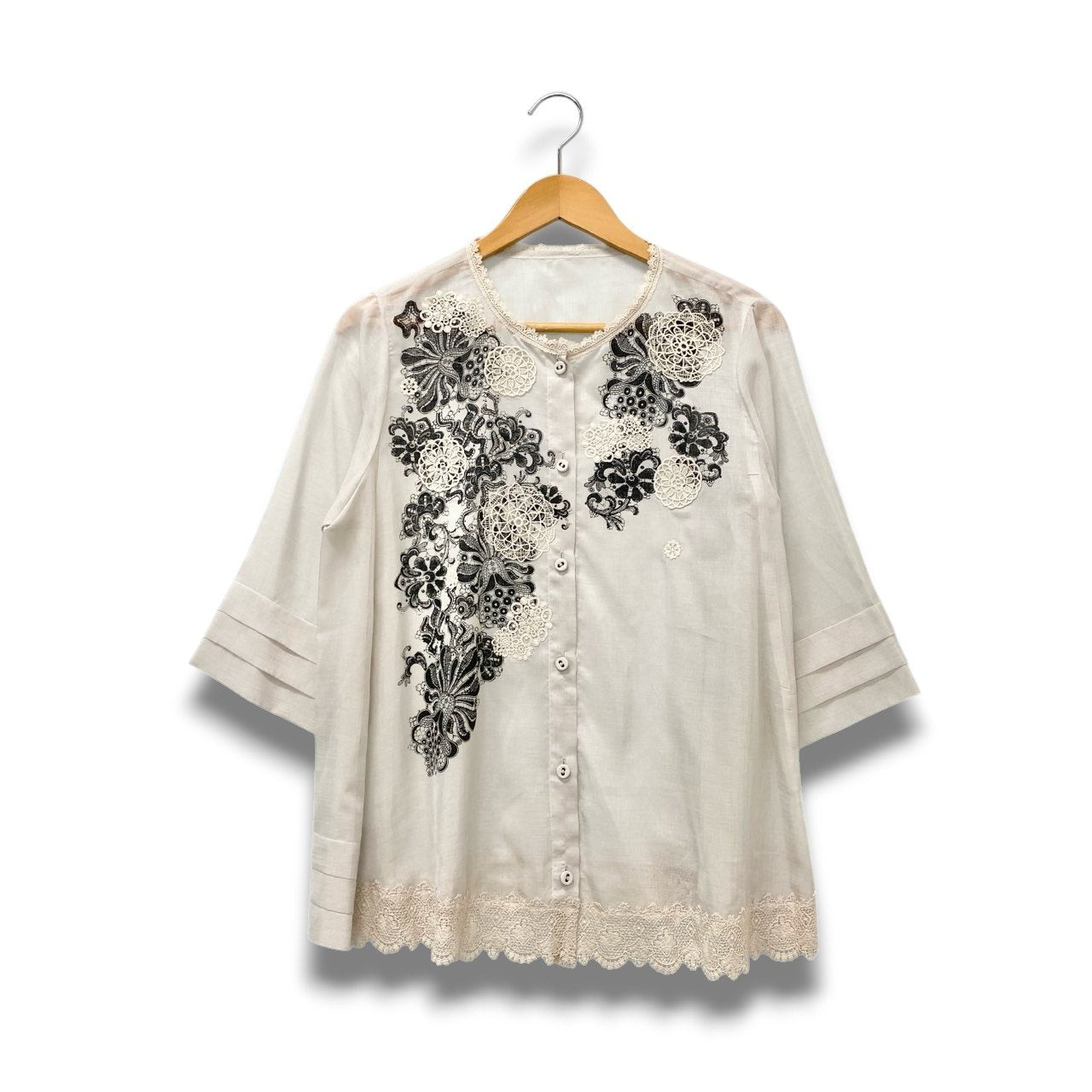 69c2 TOKUKO 1er VOL トクコプルミエヴォル シアーブラウス ノーカラーシャツ 七分袖 レース装飾 レディース 女性服 サイズ9 ホワイト系 ポリエステル100％u02t