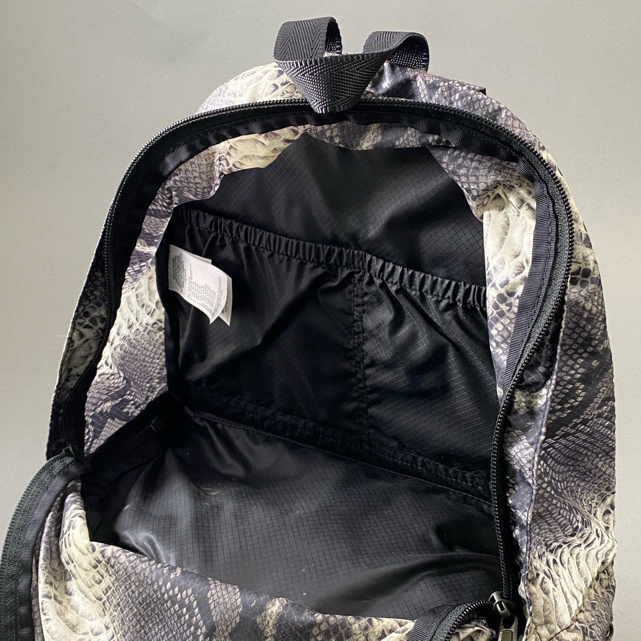Bi18 Supreme シュプリーム × THE NORTH FACE ノースフェイス スネークスキン リュックサック グレー ブラック パイソンプリント ヘビ柄 ライトウェイトデイパック カバンt18r
