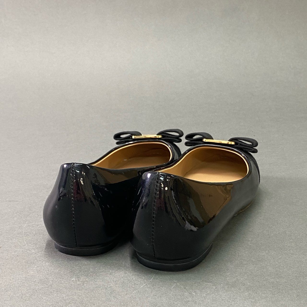 7b14 Salvatore Ferragamo サルヴァトーレ フェラガモ VARA ヴァラリボン エナメルフラットパンプス 6 1/2 ブラック パテントレザー スリッポン シューズ