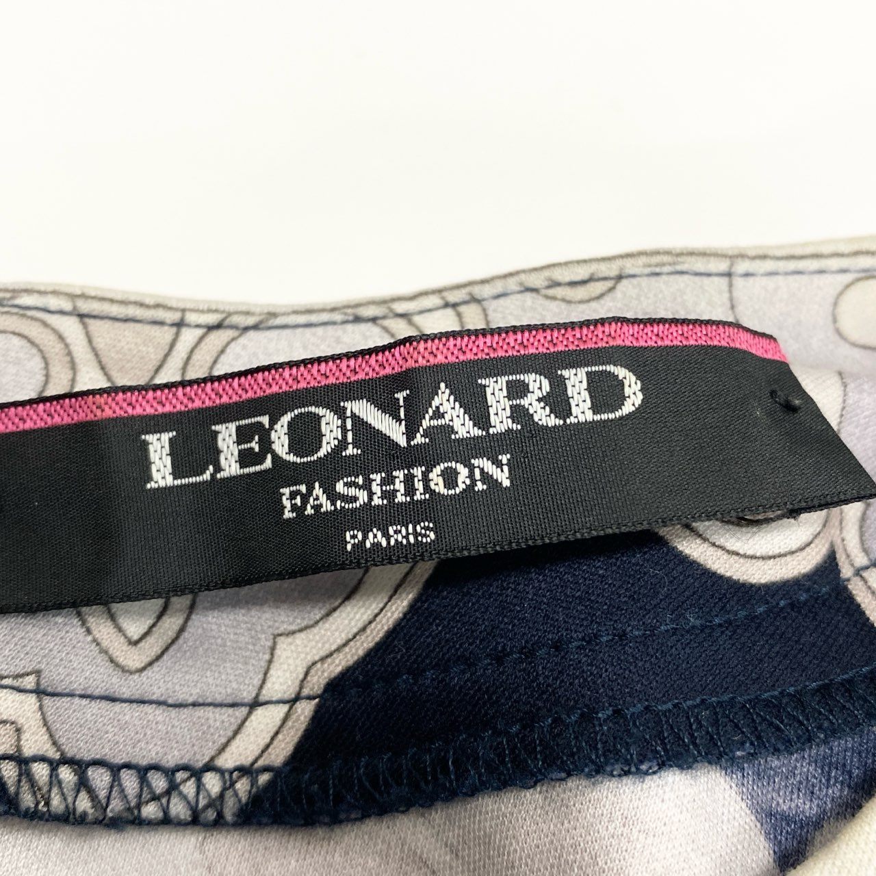 75b26 LEONARD レオナール ラウンドネック半袖Tシャツ 美しい花柄プリント  0379125 Lサイズ ネイビー系 コットン100％ レディース 女性用u02t