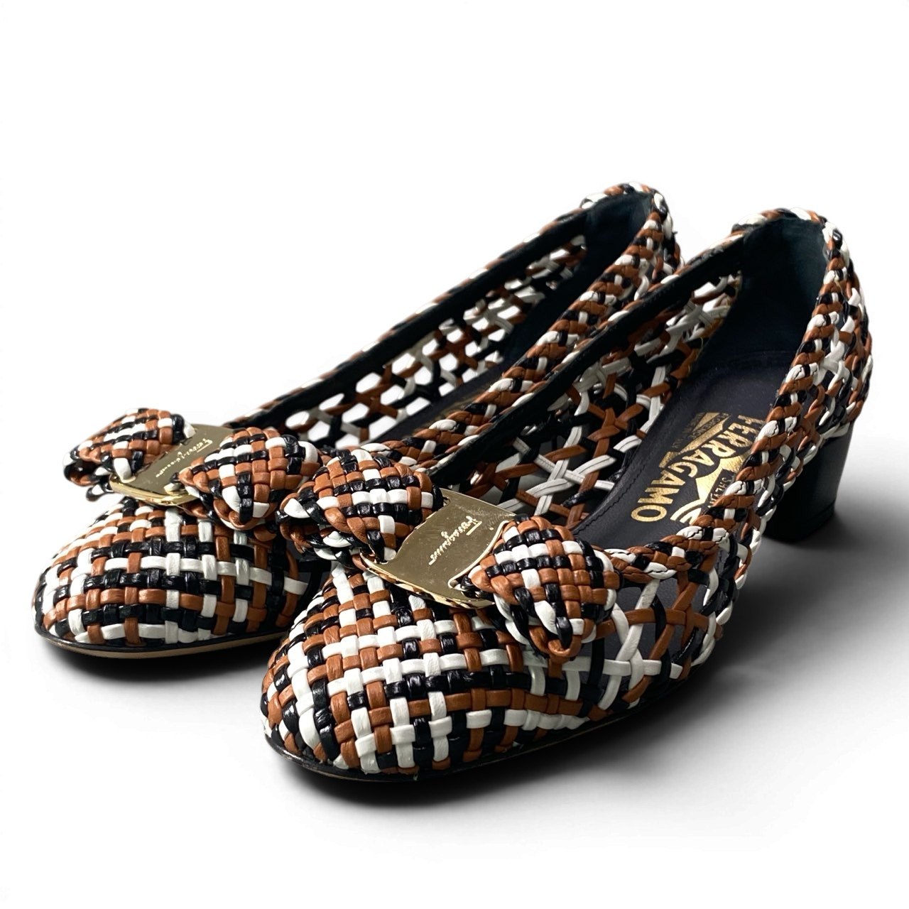 2d23 Salvatore Ferragamo サルバトーレフェラガモ ヴァラリボンパンプス 編み込み メッシュ シューズ 50サイズ マルチカラー レザー レディース 女性用u02tu02t