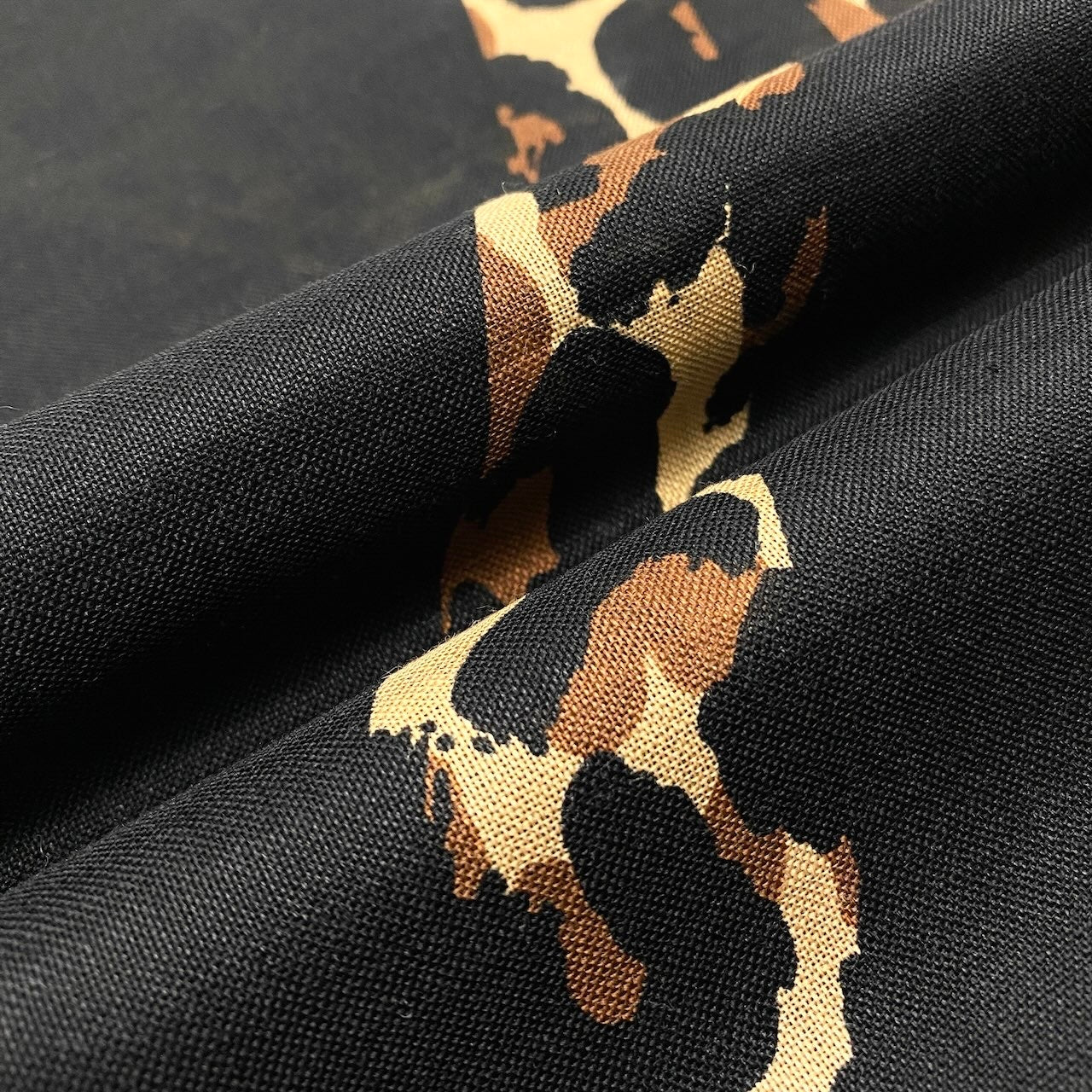 c29 YVES SAINT LAURENT イヴサンローラン 超大判ストール ショール 190×124 6頭の豹 ブラック レオパード ユニセックスu02t