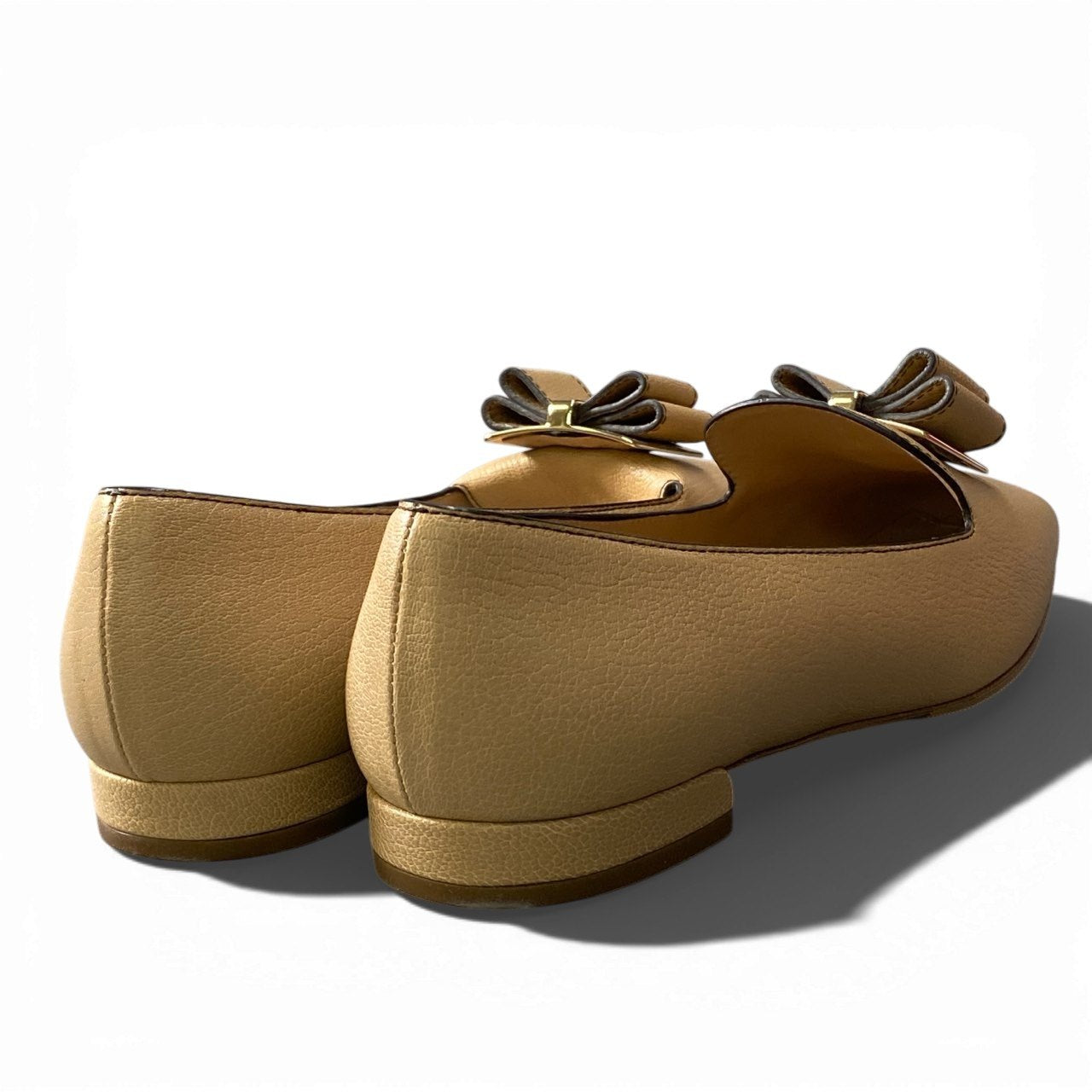 3b2【極美品】 Salvatore Ferragamo サルヴァトーレフェラガモ ヴァラリボン フラットシューズ スクエアトゥ レザー レディース 女性靴 6 1/2 ベージュ leatheru02t